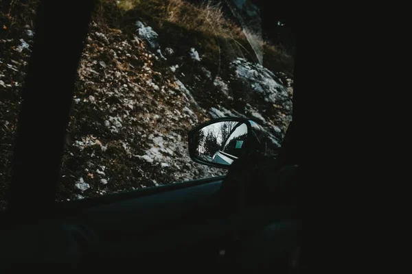 Вид Засніжені Пагорби Дерева Захоплені Вікна Автомобіля Бічне Дзеркало — стокове фото