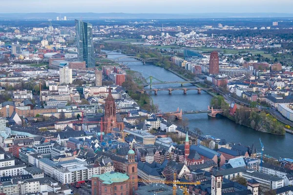 Высокоугольный Снимок Городского Пейзажа Рекой Множеством Зданий Франкфурте Германия — стоковое фото