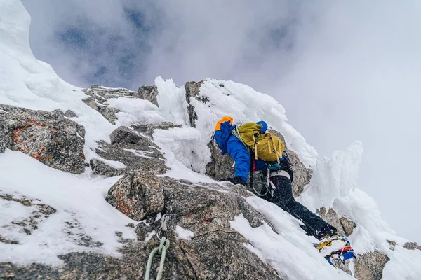 Horolezec Šplhající Zasněžených Alpách Mont Blanc Massif — Stock fotografie