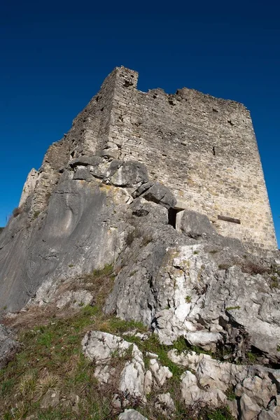 Tiro Vertical Baixo Ângulo Uma Construção Pedra Antiga Nas Montanhas — Fotografia de Stock