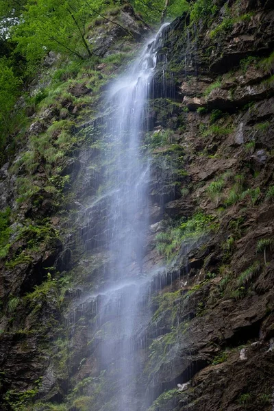 Disparo Vertical Una Pequeña Cascada Las Rocas Del Municipio Skrad — Foto de Stock