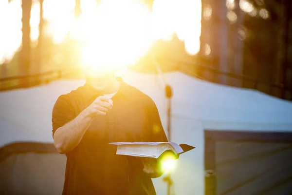 Неглибокий Фокус Чоловіка Який Говорить Про Біблію Сонцем Сяє Біля — стокове фото