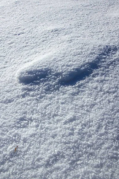美丽而明亮的雪地结构的高角镜头 纯洁的概念 — 图库照片