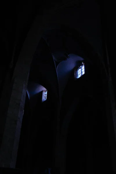 Tiro Vertical Luz Que Vem Das Janelas Corredor Escuro — Fotografia de Stock