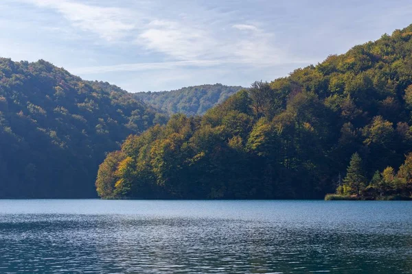 Tiro Tirar Fôlego Floresta Nas Colinas Perto Lago Plitvice Croácia — Fotografia de Stock