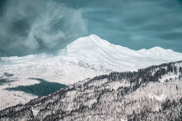 Una Amplia Toma Las Hermosas Montañas Cubiertas Nieve Bajo Cielo — Foto de Stock