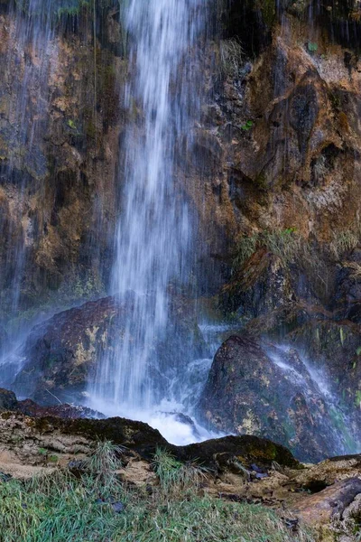 Tiro Vertical Água Caindo Das Rochas Parque Nacional Plitvice Croácia — Fotografia de Stock