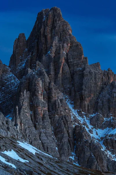 Vertikal Bild Toppen Berget Paternkofel Italienska Alperna Den Mörka Himlen — Stockfoto