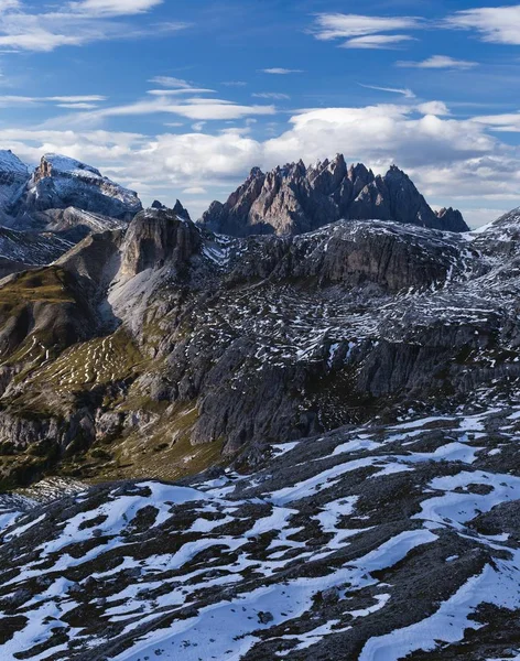 Tiro Vertical Montanha Rocca Dei Baranci Alpes Italianos Sob Céu — Fotografia de Stock