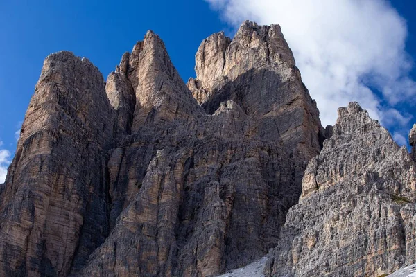 Tiro Ângulo Baixo Das Rochas Nos Alpes Italianos Sob Céu — Fotografia de Stock