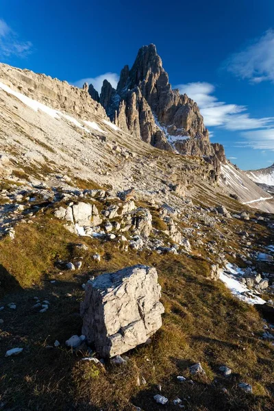 Вертикальный Низкоугольный Снимок Горы Патернкофель Итальянских Альпах — стоковое фото
