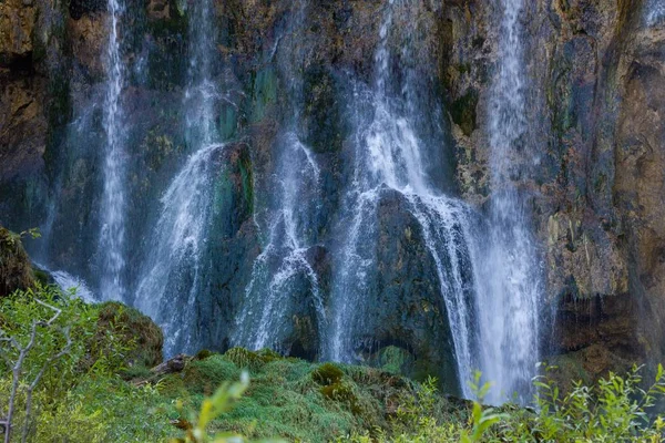 Hırvatistan Daki Plitvice Ulusal Parkı Ndaki Kayalardan Düşen Suyun Güzel — Stok fotoğraf