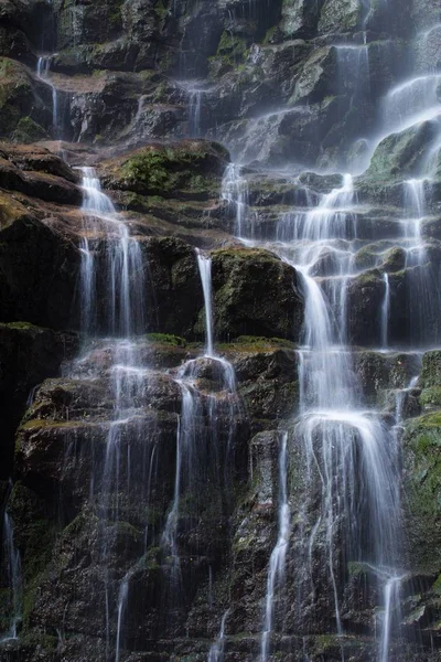 Eine Vertikale Aufnahme Eines Kleinen Wasserfalls Den Felsen Der Gemeinde — Stockfoto