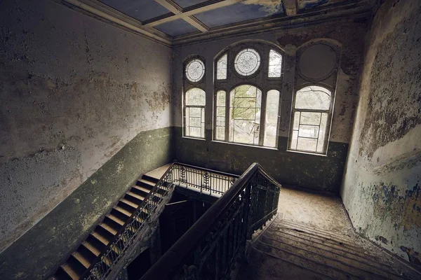 Una Hermosa Vista Escalera Antiguo Edificio Abandonado —  Fotos de Stock