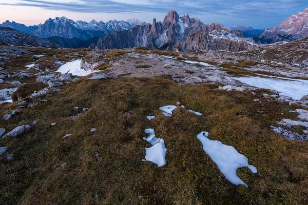 背景にイタリアアルプスと山カディーニ ミスリナの土地の質感 — ストック写真