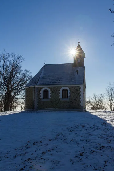 Een Verticale Opname Van Een Prachtig Kerkje Berg Medvednica Zagreb — Stockfoto