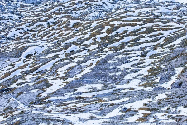 意大利阿尔卑斯山上覆盖着雪的高角形陆地纹理 — 图库照片