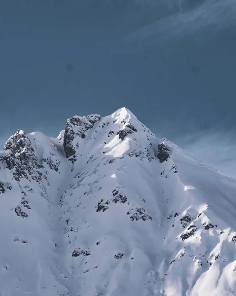Вертикальный Снимок Красивых Заснеженных Горных Вершин — стоковое фото