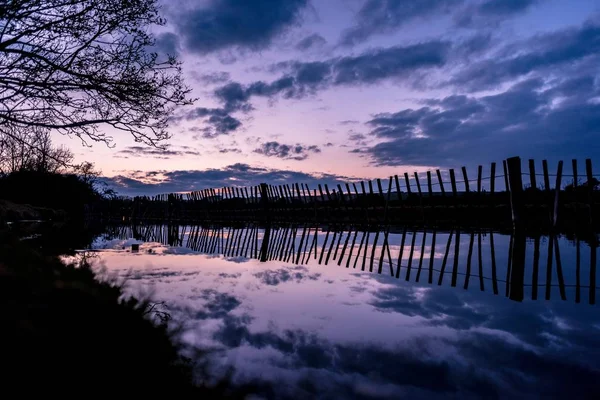 Ein Schöner Blick Auf Die Reflexion Des Zauns Und Den — Stockfoto