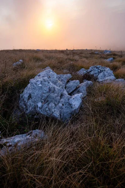 Κάθετη Λήψη Του Μαγευτικού Ηλιοβασιλέματος Στους Λόφους Της Ίστρια Στην — Φωτογραφία Αρχείου