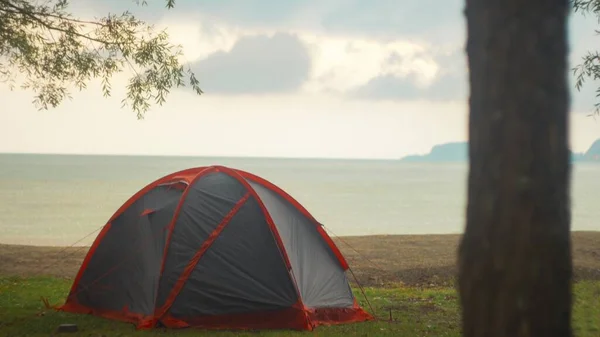 Black Red Tent Shore Beautiful Sea Cloudy Sky — Stock Photo, Image