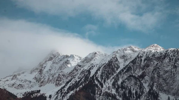Una Amplia Toma Las Hermosas Cumbres Montaña Cubiertas Nieve Bajo —  Fotos de Stock