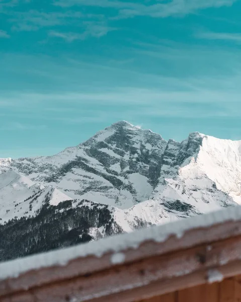 Вертикальний Постріл Снігу Покрив Гірські Вершини Під Блакитним Небом — стокове фото