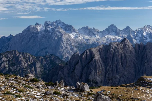 Een Adembenemende Opname Van Besneeuwde Rotsen Italiaanse Alpen Onder Heldere — Stockfoto