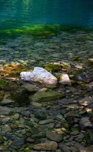 Pionowe Ujęcie Pięknych Kamieni Przezroczystej Lagunie Skrad Chorwacja — Zdjęcie stockowe