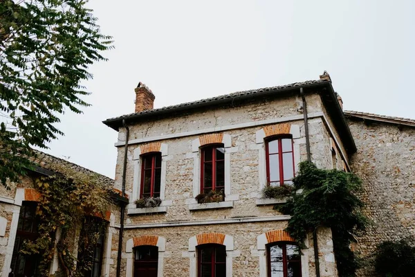 Une Belle Vieille Bâtisse Pierre Avec Quelques Arbres Sous Ciel — Photo