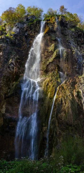 Egy Függőleges Felvétel Egy Gyönyörű Nagy Vízesésről Plitvicei Nemzeti Parkban — Stock Fotó