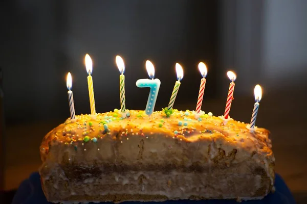 Zbliżenie Ujęcia Tortu Urodzinowego Płonącymi Świecami Dla Letniego — Zdjęcie stockowe