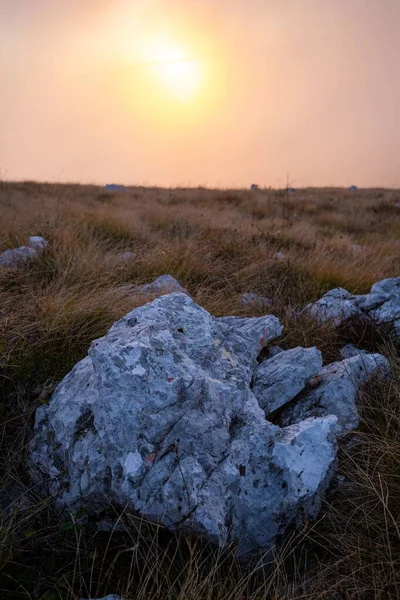 Vertikální Záběr Úchvatného Západu Slunce Kopcích Istrie Chorvatsku — Stock fotografie