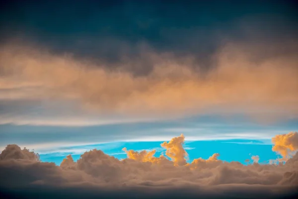 Hermosa toma de las nubes en un cielo azul brillante bajo las nubes — Foto de Stock