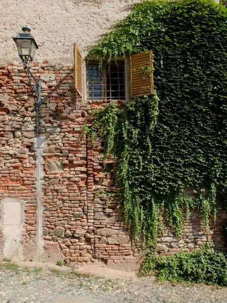 Eine Vertikale Aufnahme Einer Kopfsteinpflastermauer Eines Gebäudes Mit Einem Fenster — Stockfoto