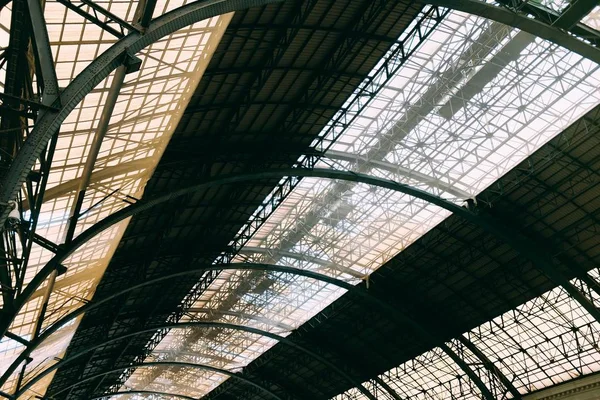 Μια γυάλινη οροφή με ενδιαφέροντα σχέδια μέσα σε ένα κτίριο - μεγάλη για φόντο — Φωτογραφία Αρχείου