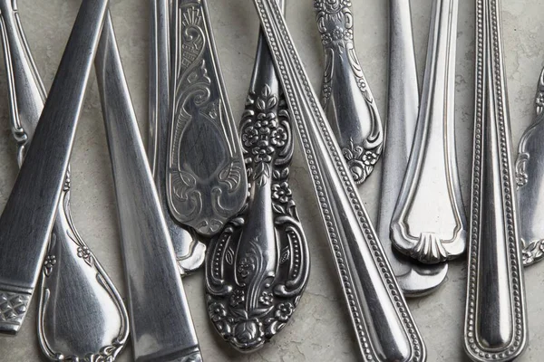Una Gran Cantidad Tenedores Plata Cucharas Con Patrones Antiguos Una —  Fotos de Stock