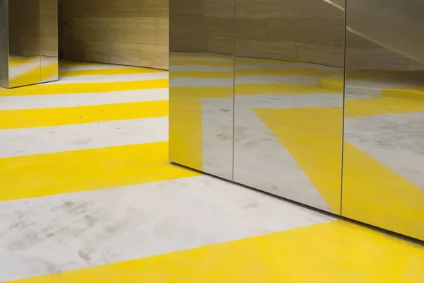 Sarı Beyaz Renklerle Boyanmış Zemini Yansıtan Aynalı Bir Dolap — Stok fotoğraf