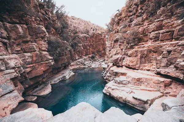 Pequeno Lago Dentro Desfiladeiro Perto Das Formações Rochosas Vale Paraíso — Fotografia de Stock