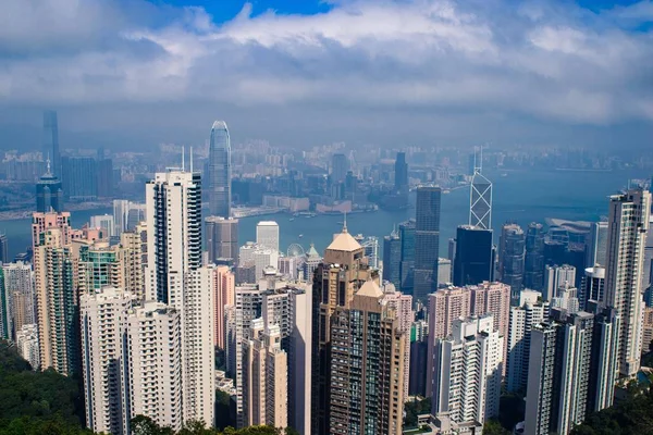 Vue en grand angle d'un paysage urbain avec beaucoup de grands gratte-ciel sous le ciel nuageux de Hong Kong — Photo