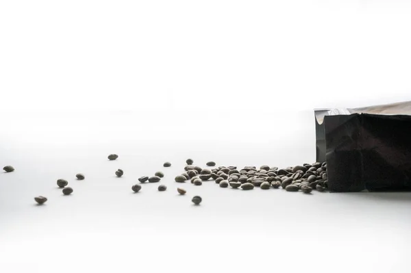 Λευκή επιφάνεια με κόκκους καφέ χυθεί έξω από την τσάντα — Φωτογραφία Αρχείου