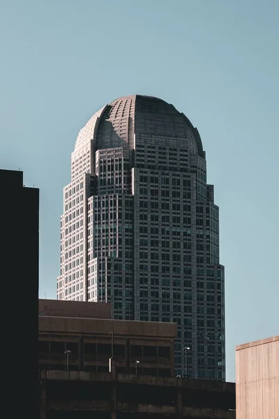 Plano Vertical Moderno Edificio Comercial Gran Altura Tocando Cielo —  Fotos de Stock
