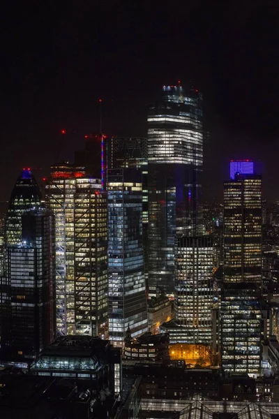 Londra 'da, Broadgate Kulesi' nde gece gökyüzü altında ışıkları olan modern gökdelenlerin dikey resmi. — Stok fotoğraf