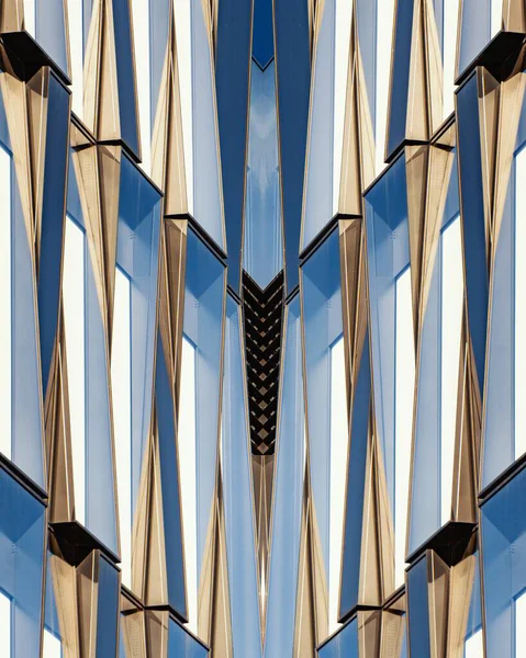 Tiro Vertical Vidro Azul Simétrico Edifício Concreto — Fotografia de Stock