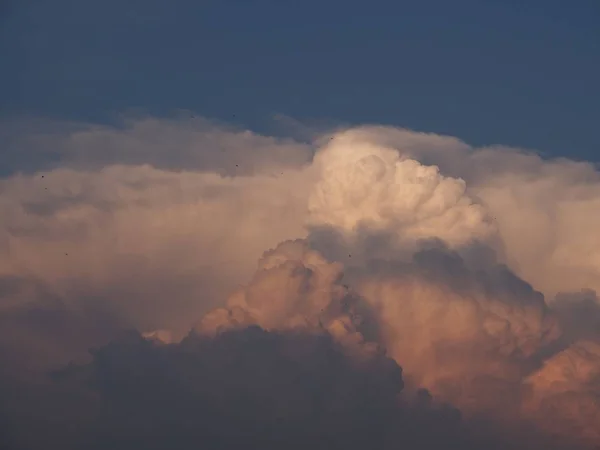 Gruesas formaciones de nubes oscuras en el cielo, perfectas para un fondo fresco — Foto de Stock