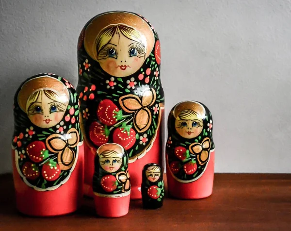 Een Houten Tafel Met Russische Nestelende Matrioshka Poppen Met Een — Stockfoto