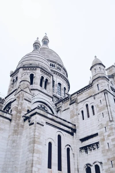 Låg vinkel skott av basilikan i det heliga hjärtat av Paris under ett grått moln — Stockfoto