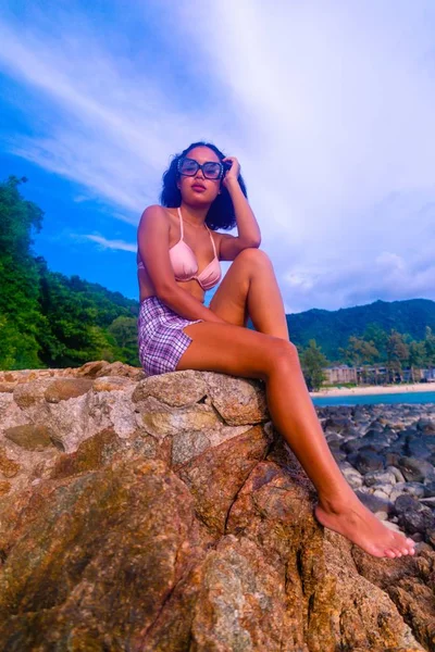 Vertical Shot Attractive Female Sitting Rock Formation Enjoying Nice Day — ストック写真