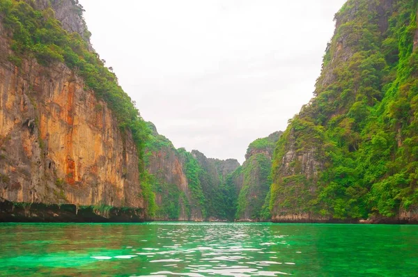 Plan Faible Angle Une Formation Rocheuse Interagissant Avec Eau Océan — Photo