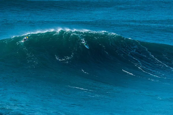 Ola alta del Océano Atlántico llevando al surfista hacia la orilla del Nazare, Portugal — Foto de Stock